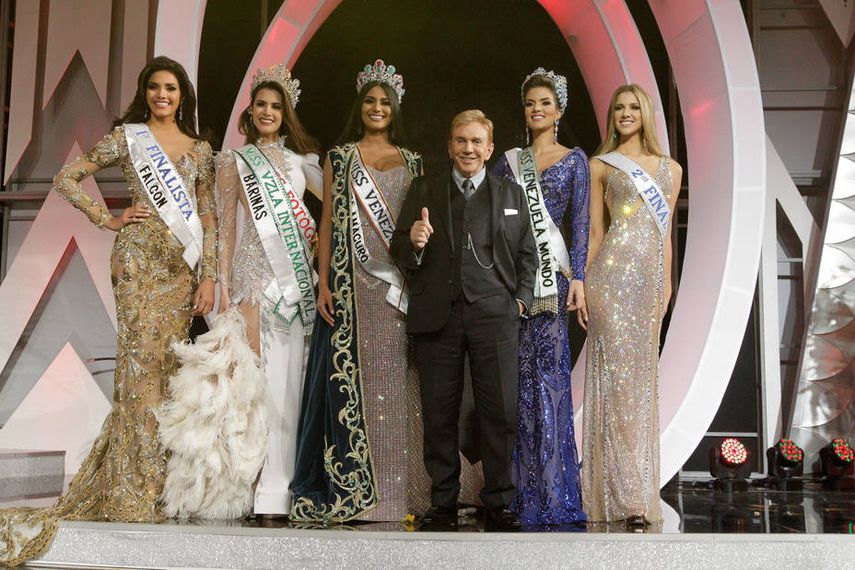 Osmel Sousa con el cuadro de ganadoras de la última edición del evento Sthefany Gutiérrez, Miss Venezuela 2017, Veruska Ljubisavljevic, Miss Mundo 2018 y Mariem Velazco, Miss Internacional.