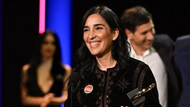 La cineasta española Alauda Ruiz de Azúa recibe la Concha de Oro por la película Los domingos en el Festival de Cine de San Sebastián.&nbsp;