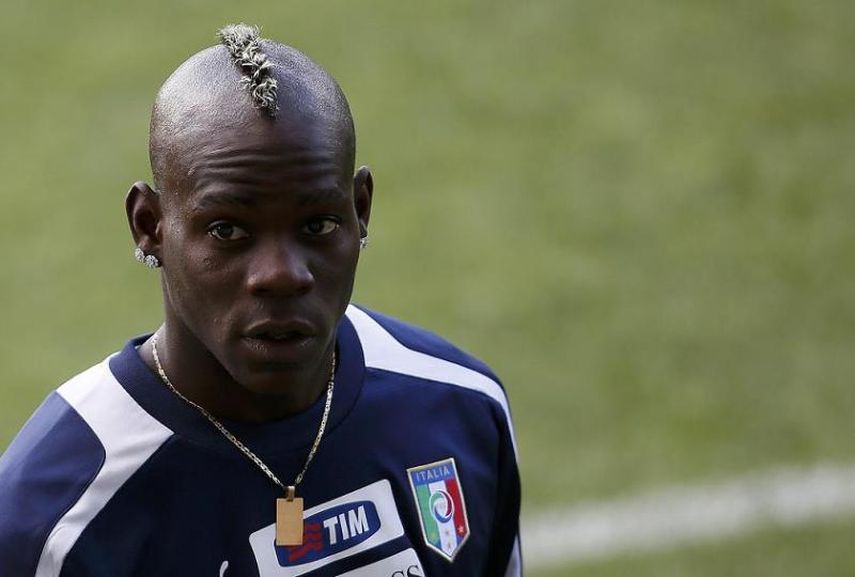 Balotelli firmó una clausula de buena conducta tras su llegada a Milán (REUTERS)