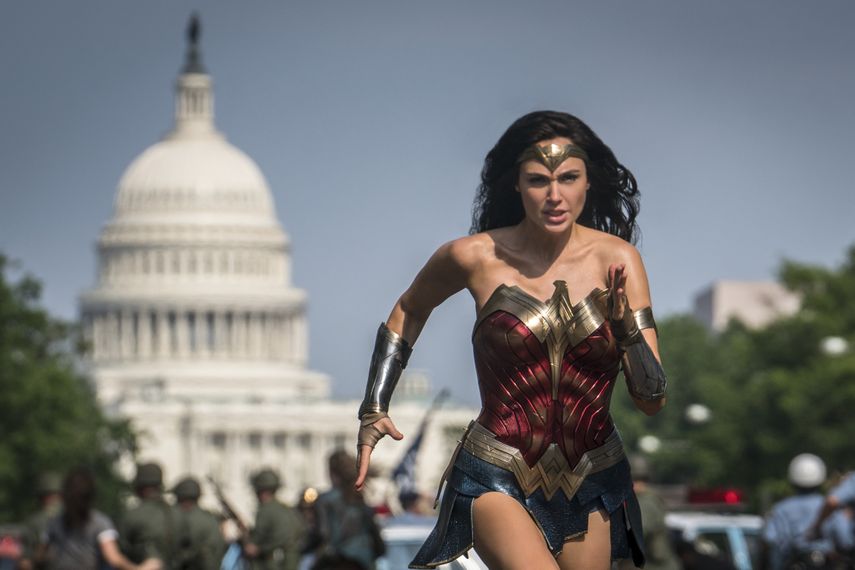 En esta imagen difundida por Warner Bros. Pictures, Gal Gadot como la Mujer Maravilla en una escena de Wonder Woman 1984. 