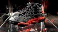 En esta foto de archivo tomada el 6 de abril de 2023, los zapatos Air Jordan XIII de Michael Jordan en las Finales de la NBA de 1998 se muestran durante una vista previa para la prensa en Nueva York el 6 de abril de 2023 en Sothebys para la próxima subasta Victoriam, una colección especial seleccionada en dos partes. de artefactos deportivos. Los zapatos se vendieron por $2,2 millones el 11 de abril de 2023, estableciendo un precio récord en una subasta para calzado deportivo usado en partidos, anunció Sothebys. El gran basquetbolista usó las Air Jordan 13 Bred durante el Juego 2 de las Finales de la NBA de 1998 en camino a su sexto y último título de campeonato de la NBA.