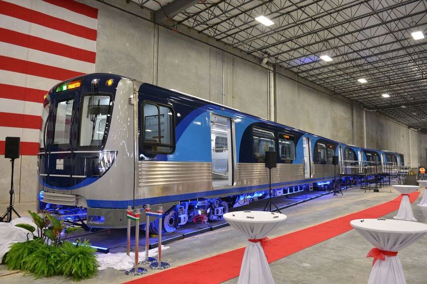 Nuevos vagones del Metrorail en construcción en una planta en Medley. En dos años estarán en funcionamiento.