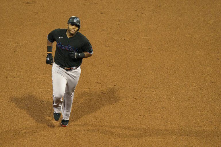 El venezolano Jesús Aguilar, de los Marlins de Miami, recorre las bases luego de conectar un jonrón de dos carreras ante los Filis de Filadelfia, el viernes 24 de julio de 2020 