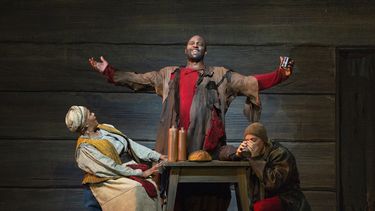 En esta imagen difundida por la Ópera Metropolitana, el bajo-barítono Ryan Speedo Green como Varlaam, en el centro, con Tichina Vaughn como la anfitriona de la posada, a la izquierda, y Brenton Ryan como Missail, en una escena de Boris Godunov de Mussorgsky durante un ensayo en septiembre en Nueva York.