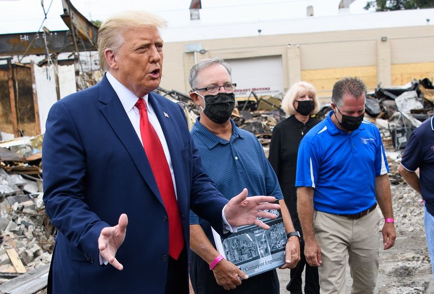 El presidente Donald Trump habla a los medios de prensa durante un recorrido por zonas destrozadas en la ciudad de Kenosha, en Wisconsin.