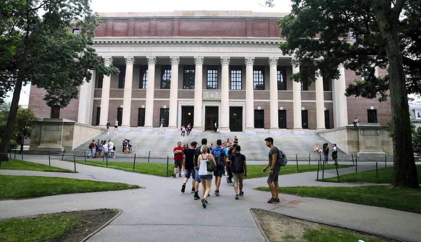 Estudiantes caminan cerca de la biblioteca Widener en la Universidad de Harvard en Cambridge, Massachusetts, el 13 de marzo del 2019.
