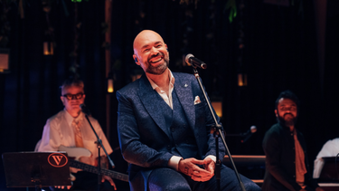 El artista colombiano Santiago Cruz presenta el tema 6:00 a.m. (Versión 2025).