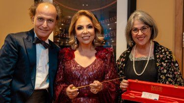 Tatiana Guiribitey (centro), junto a Eduardo Marturet, director de MISO, y la alcaldesa de Miami-Dade, Daniella Levine Cava.