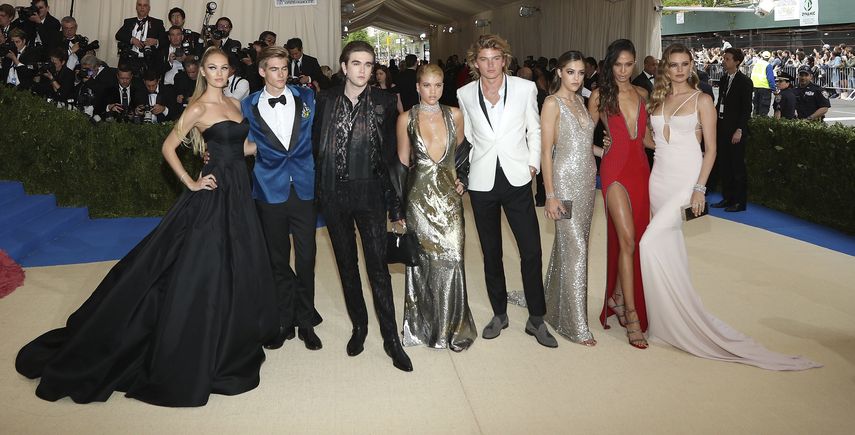 Candice Swanepoel Presley Gerber, Gabriel Kane, Sofia Richie, Jordan Kale Barrett, Chloe Bennet, Joan Smalls y Behati Prinsloo.