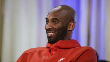 En foto de archivo del 21 de marzo del 2019 el exjugador de los Lakers Kobe Bryant se reune con estudiantes de la preparatoria Andrew Hamilton en Filadelfia. El 12 de mayo del 2020 la academia de deportes del Sur de California de la que fue co-propietario el fallecido Kobe Bryant retir&oacute; su apodo de &ldquo;Mamba&rdquo; y regresar&aacute; a su nombre original de Sports Academy.&nbsp;