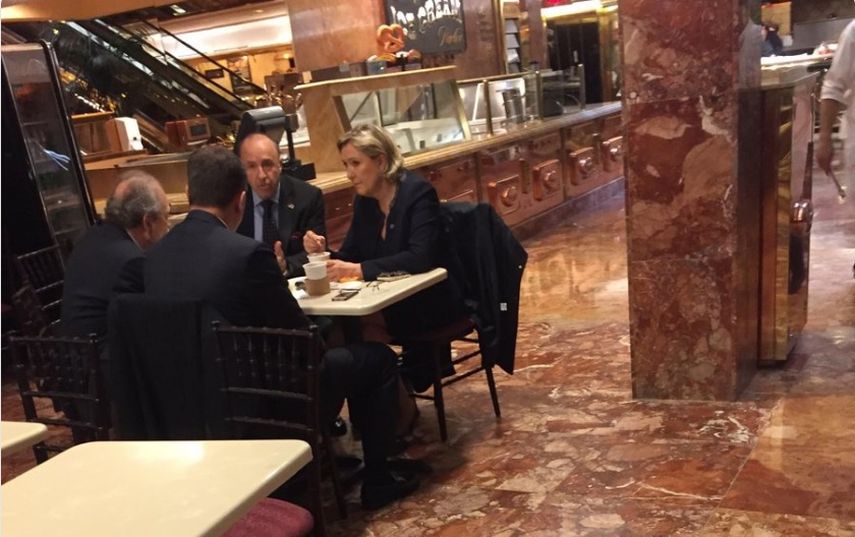 Dos de las personas que estaban sentadas con ella fueron identificadas como George Lombardi, cofundador de la organización Ciudadanos a favor de Trump, y Louis Aliot, eurodiputado del Frente Nacional.