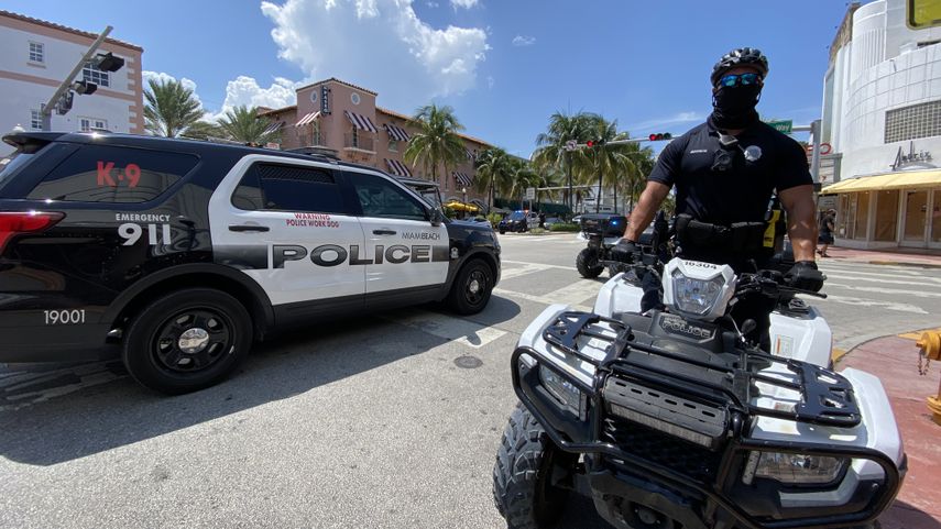 Un policía realiza labores de patrullaje en Miami Beach.