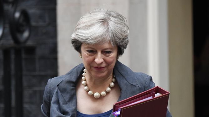 La primera ministra británica Theresa May sale de su domicilio. 