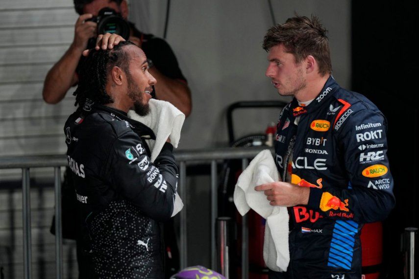 El piloto de Red Bull Max Verstappen halba con Lewis Hamilton de Mercedes tras la sesión de calificación del sábado 21 de septiembre del 2024 al Gran Premio de Singapur.&nbsp;