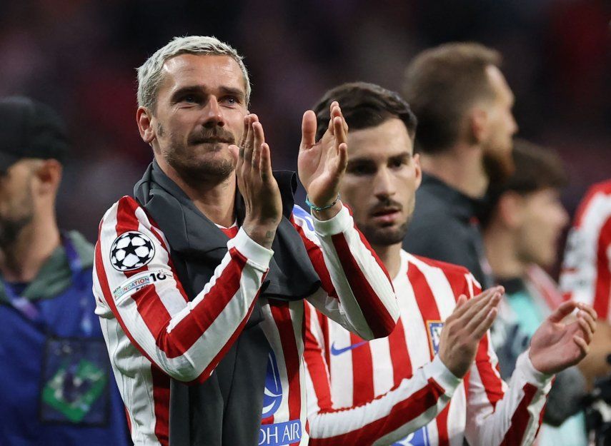 El atacante francés Antoine Griezmann celebra con sus compañeros luego de que el Atlético de Madrid consiguiera la clasificación a las semifinales de la Champions League, el 14 de abril de 2026.