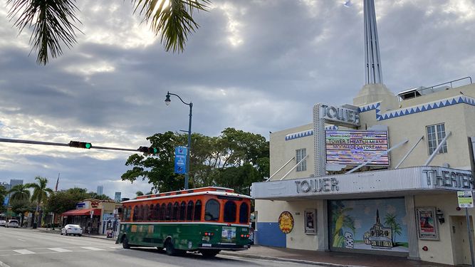 Fachada del Tower Theatre, en Miami.