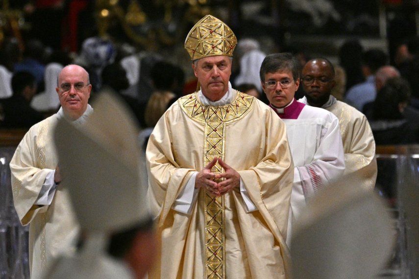 El cardenal español Ángel Fernández Artime (centro) asiste a la misa del Octavo de Noviembre, tras el funeral del papa y antes del cónclave, en la Basílica de San Pedro del Vaticano, el 3 de mayo de 2025.&nbsp;