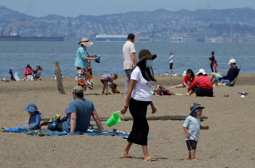 Personas mantienen el distanciamiento social en la Playa Estatal Robert W. Crown Memorial, en Alameda, California, el viernes, 22 de mayo del 2020.&nbsp;