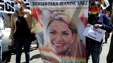 Simpatizantes de la expresidenta de Bolivia, Jeanine Áñez, demandan su libertad.