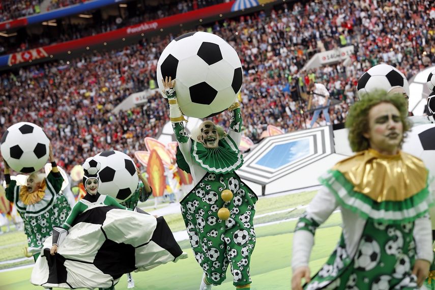 Payasos con enormes pelotas bailaron en la jornada de inauguración.&nbsp;