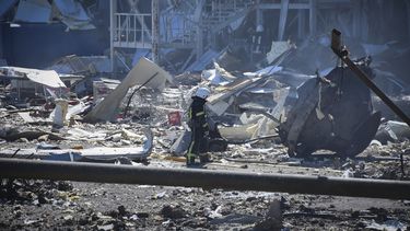 Un bombero ucraniano trabaja cerca de un edificio destruido a las afueras de Odesa, Ucrania, el martes 10 de mayo de 2022. El ejército ucraniano dijo que las fuerzas rusas habían lanzado siete misiles el lunes contra el crucial puerto de Odesa, en el Mar Negro, que alcanzaron un centro comercial y un almacén.&nbsp;
