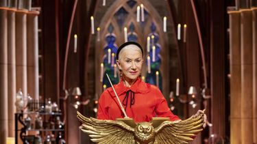 En esta imagen difundida por Turner Entertainment, Helen Mirren conduce el programa de concurso Harry Potter: Hogwarts Tournament of Houses. La serie semanal de cuatro partes se estrena el domingo en las cadenas TBS y Cartoon Network.