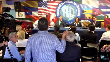 Momento del debate en el Interamerican Institute of Democracy, donde se analizan temas vinculados al proceso electoral en Ecuador.