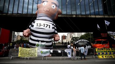 &nbsp;Manifestantes protestan contra el expresidente brasileño Luiz Inácio&nbsp;Lula&nbsp;da&nbsp;Silva.