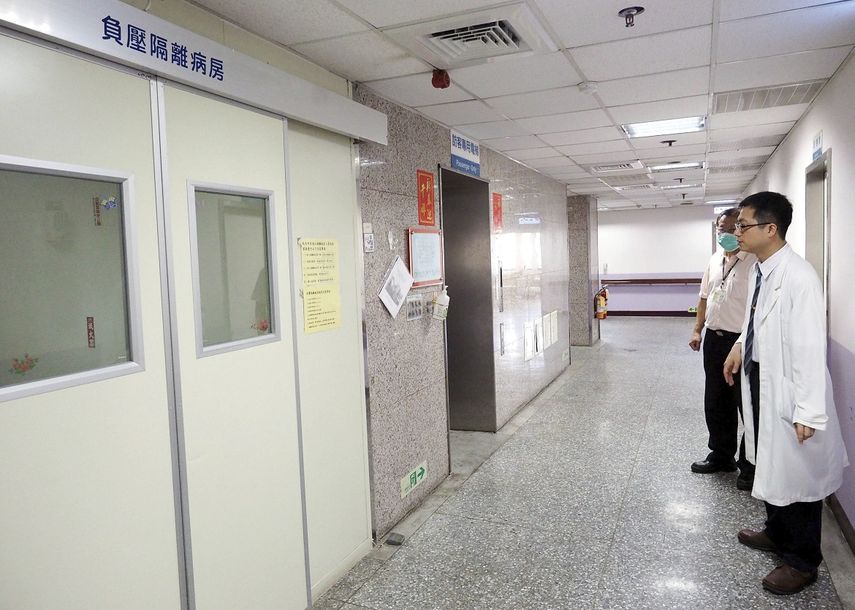 Dos médicos taiwaneses son vistos en el hospital de los Veteranos en Zhudong, Taiwán, en junio de 2015.&nbsp;