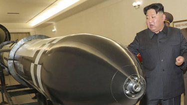 En esta imagen difundida el martes 28 de marzo de 2023 por el gobierno norcoreano, el mandatario de Corea del Norte, Kim Jong Un, visita una sala en la que se exhiben lo que parecen ser varios tipos de ojivas diseñadas para ser instaladas en misiles o lanzacohetes, el lunes 27 de marzo de 2023, en una ubicación no revelada de Corea del Norte.&nbsp;