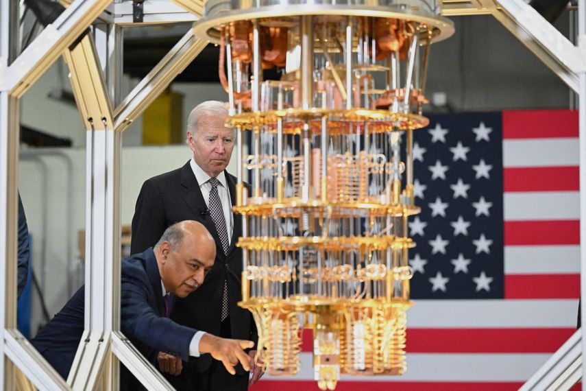 Un experto de la empresa IBM muestra al presidente Joe Biden un dispositivo de tecnología.