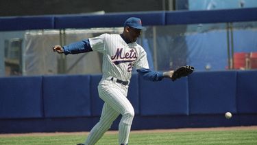 El jardinero derecho de los Mets de Nueva York Bobby Bonilla deja caer un elevado por un error en la primera entrada contra los Rockies de Colorado en Nueva York, el 8 de abril de 1993