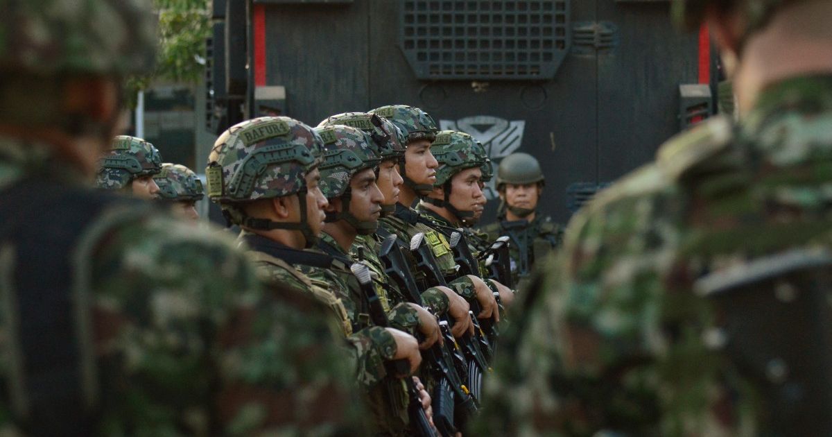 Sancionan a nueve militares en Colombia por espiar a periodistas y políticos