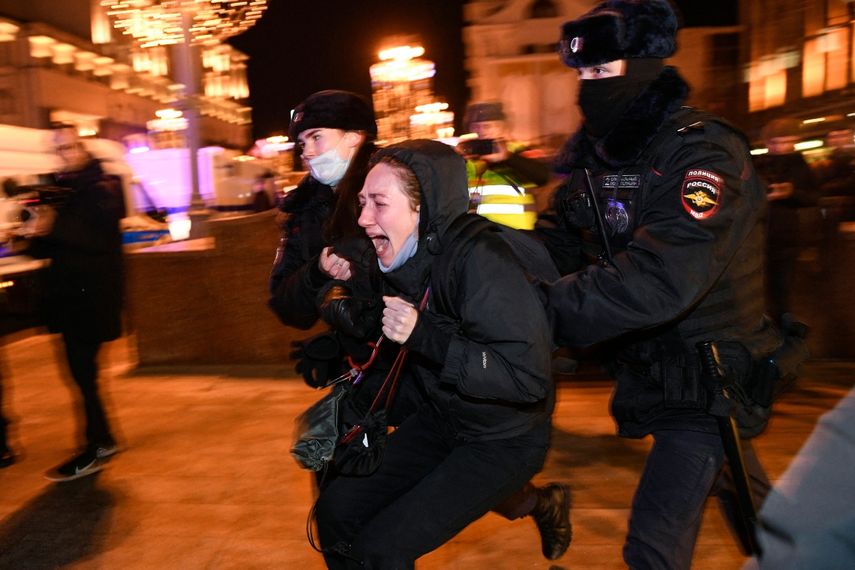 Agentes de policía detienen a un manifestante durante una protesta contra la invasión rusa de Ucrania en Moscú el 24 de febrero de 2022