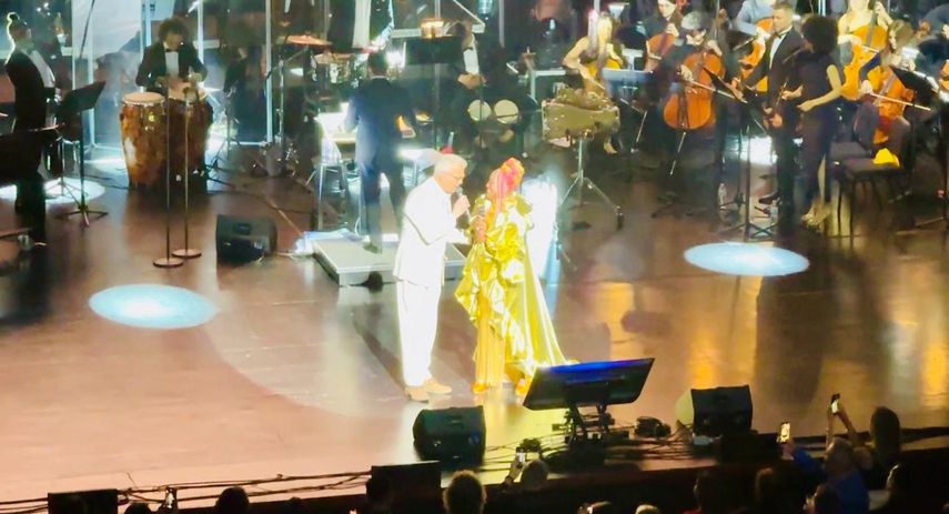 Willy Chirino y Lucrecia juntos, fusionando talento y carisma en una interpretación inolvidable.