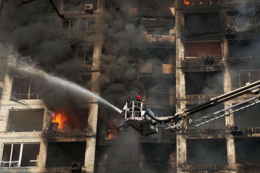 Bomberos trabajan en un edificio de apartamentos dañado por bombardeos en Kiev, Ucrania, el martes 15 de marzo de 2022.&nbsp;