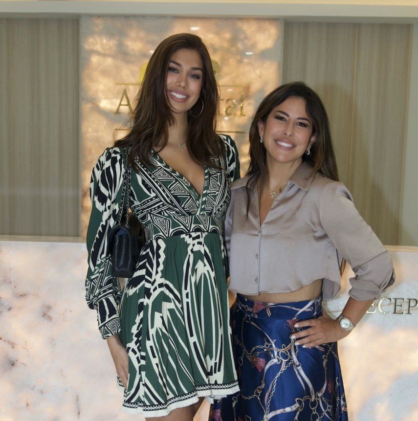 La Miss Universe Cuba Lina Luaces y la Dra. Vivian Menéndez.