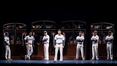 En esta imagen difundida por Polk & Co., Jesse Williams, en el centro, durante una función de la reposición de Broadway de Take Me Out, en Nueva York. Un video de Williams desnudo fue publicado sin autorización.&nbsp;