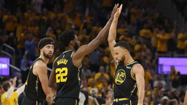 De izquierda a derecha, Klay Thompson, Andrew Wiggins y Stephen Curry, de los Warriors de Golden State, festejan la victoria sobre los Mavericks de Dallas en el primer encuentro de la final del Oeste