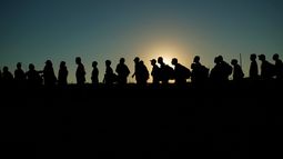Migrantes que cruzaron el río Bravo (o Grande) y entraron sin autorización a Estados Unidos desde México forman una fila para ser procesados por la Oficina de Aduanas y Protección Fronteriza, el 23 de septiembre de 2023, en Eagle Pass, Texas.&nbsp;