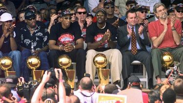 Foto del 16 de junio de 1998 en la que aparecen los campeones de la NBA: Ron Harper, Dennis Rodman, Scottie Pippen, Michael Jordan y el coach Phil Jackson en compañía de Richard Daley.