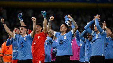 :  El mediocampista uruguayo Manuel Ugarte (i), el defensor Mathías Olivera (i) y el mediocampista Federico Valverde (i) celebran después de derrotar a Argentina durante el partido de fútbol clasificatorio sudamericano para la Copa Mundial de la FIFA 2026
