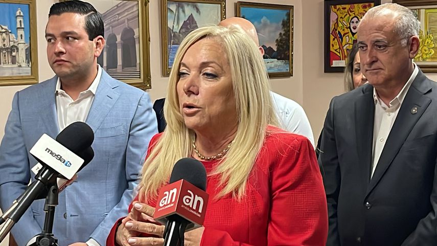 Alina García en campaña para supervisora de elecciones de Miami-Dade.