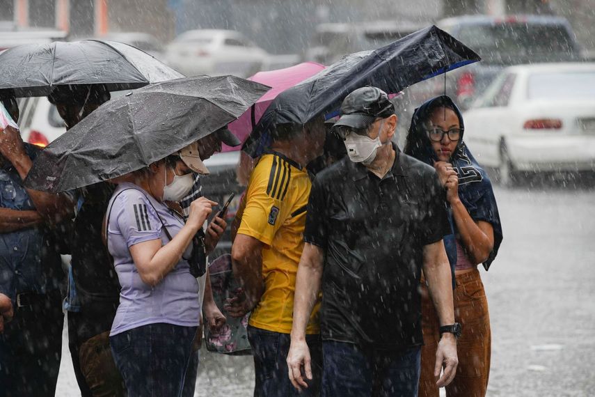 Personas hacen fila en medio de una fuerte lluvia para votar en las elecciones primarias de la oposición en Caracas, Venezuela, el domingo 22 de octubre de 2023.&nbsp;