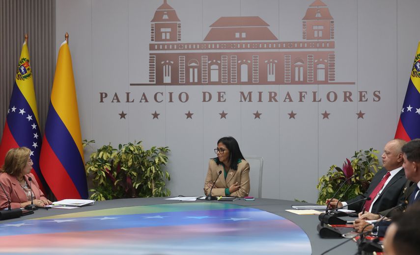Delcy Rodríguez, jefa encargada de Venezuela, junto a la ministra de Relaciones Exteriores de Colombia, Rosa Villavicencio (i) y el ministro de Relaciones Interiores, Diosdado Cabello, en la reunión en Miraflores, el 13 de marzo 2026.
