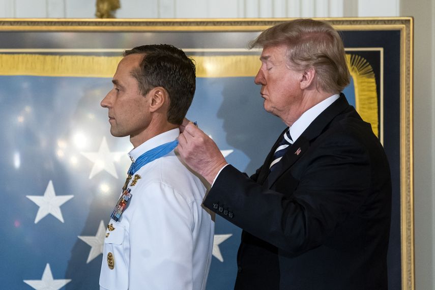 Donald J. Trump (d) condecora con la Medalla de Honor al retirado jefe maestro de operaciones de guerra&nbsp;Britt&nbsp;Slabinski&nbsp;(i).