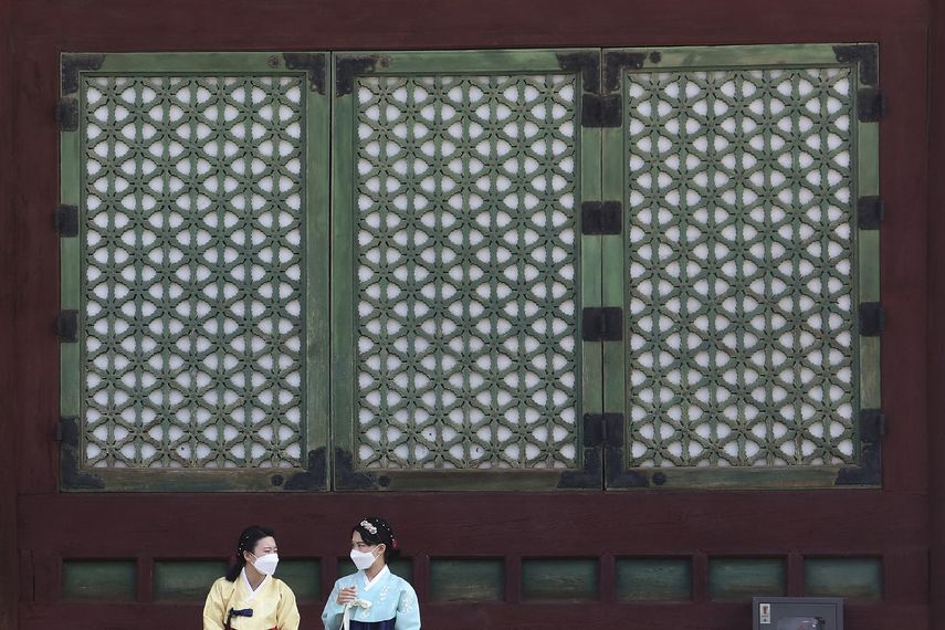Mujeres con mascarilla para combatir los contagios de coronavirus en el palacio de Gyeongbok en Se&uacute;l, el lunes 17 de agosto de 2020.&nbsp;