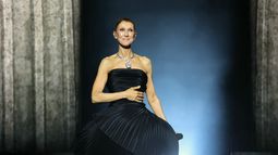 La cantante canadiense Celine Dion reacciona mientras actúa durante el primero de una serie de conciertos en el Plenitude Arena de Nanterre, al oeste de París, el 12 de septiembre de 2026.