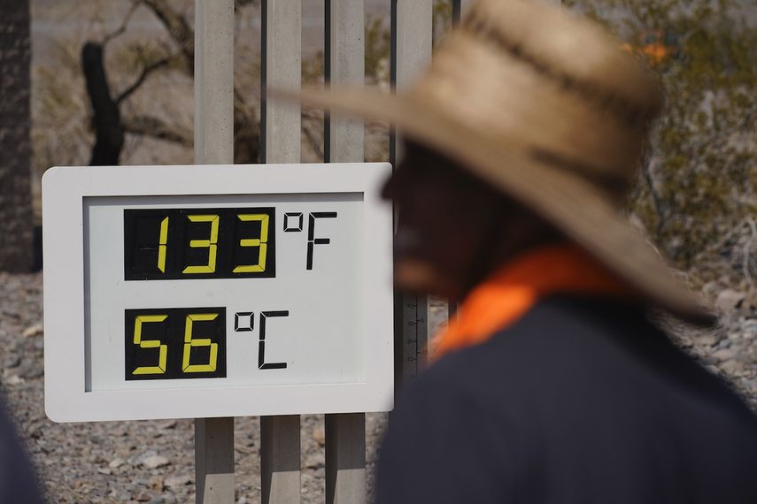 Gente visitando un termómetro el 11 de julio de 2021 en el Parque Nacional Death Valley de California, Estados Unidos. Un comité especial de Naciones Unidas ultimaba un importante reporte científico sobre las consecuencias del cambio climático.&nbsp;