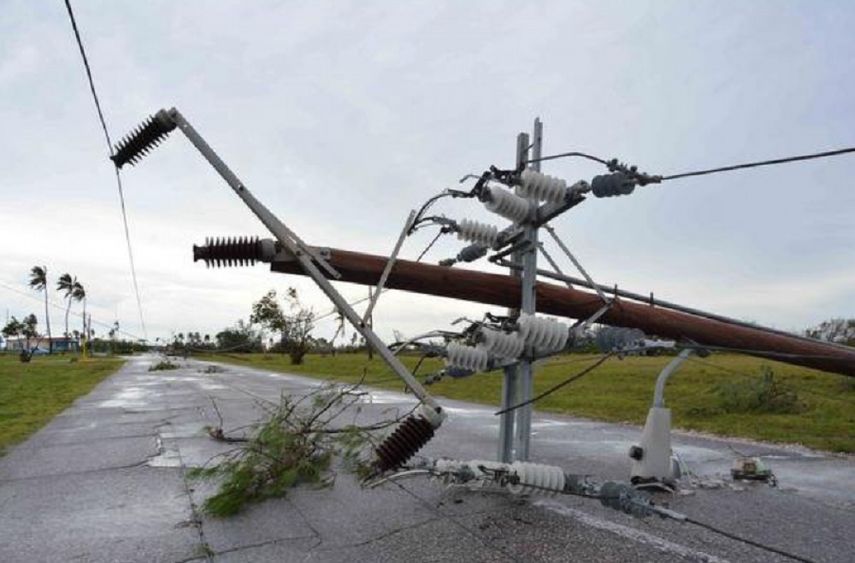 Poste eléctrico cae en Camagüey con el paso del huracán Irma.